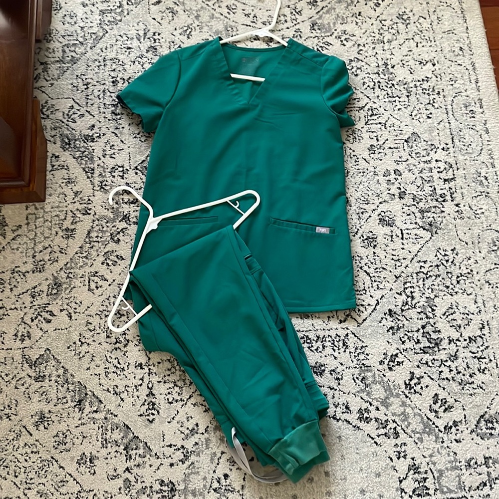 FIGS HUNTER GREEN SCRUB SET